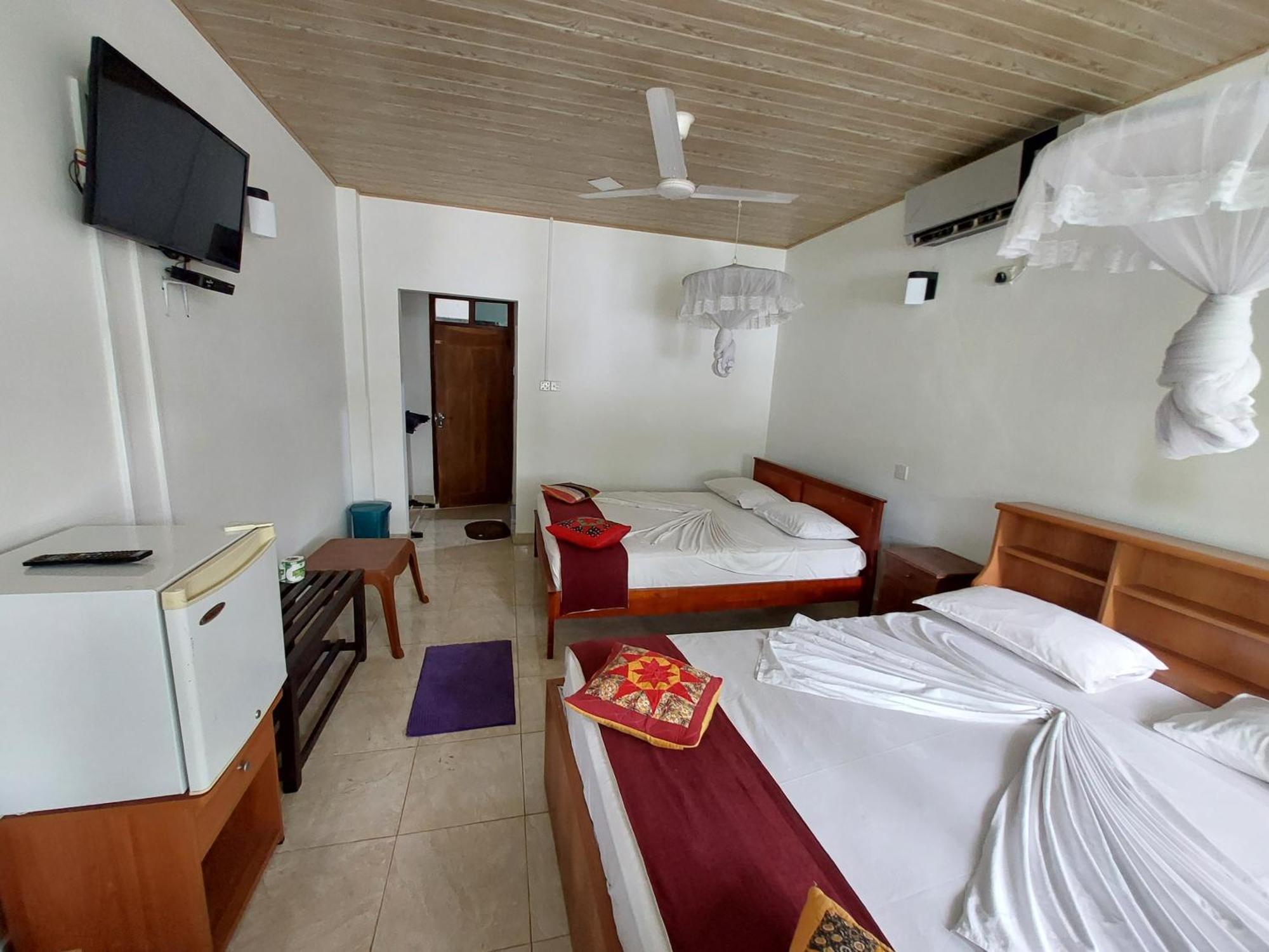 Lake Wave Hotel Anuradhapura Exterior photo